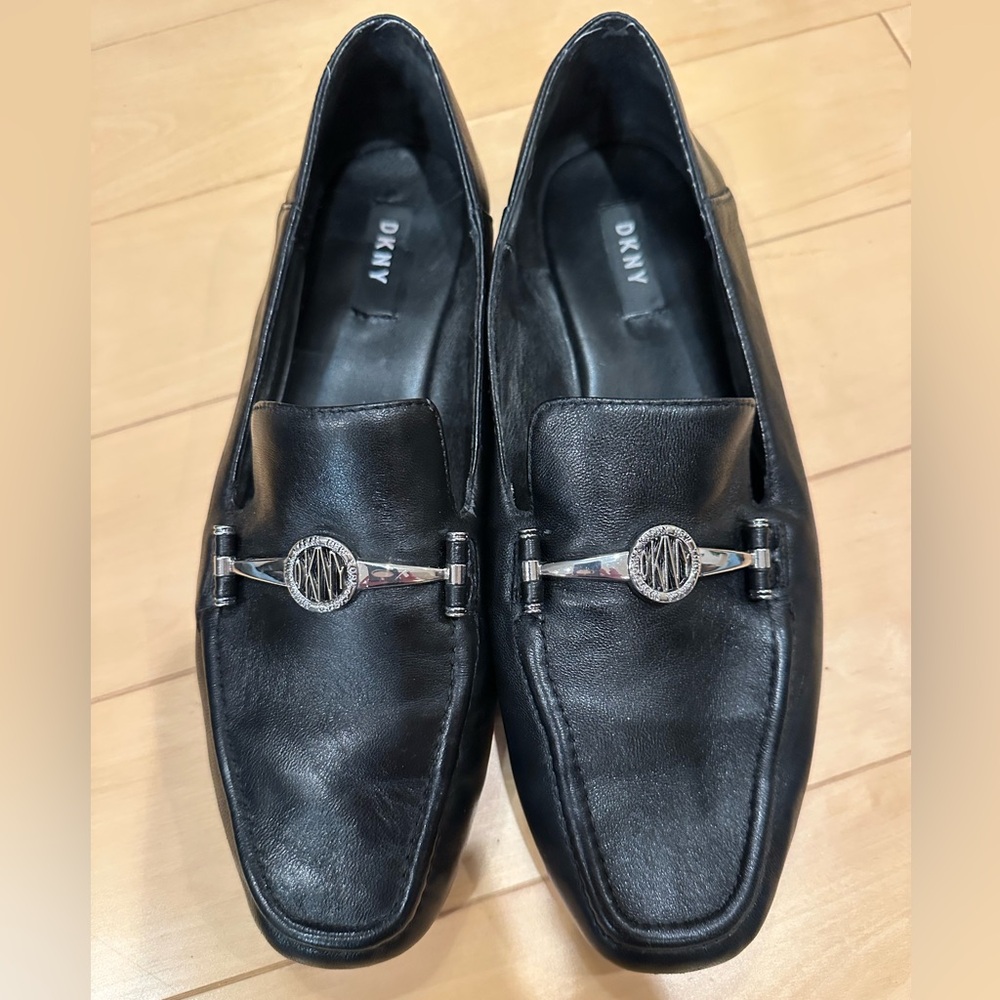 DKNY Black Leather Loafers 8.5M – Silver Logo Bit Slip On Flats‎
